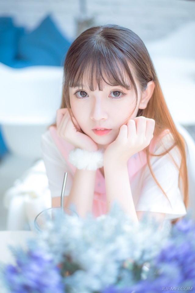 虽然刘璝本身没有错，这件事情里，他也是一个受害者，原本法正也没有追究的意思，但从庞统那里得知刘璝对吕布十分抵触的事情，加上眼下蜀中新定，这个时候，如果刘璝站起来反对或者此时荆州从南边打进来，刘璝在蜀中掌握的人脉可不少，若是此人到时候倒戈，对他们来说，是个大患，如今让他自杀，却也可以省了许多麻烦，而且不必担心因此而惹得军中不满，两全其美。